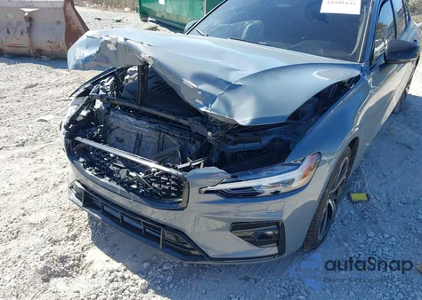 2024 Volvo S60 B5 Plus Dark Theme z USA, uszkodzony, nr VIN 7JRL12FL4RG280633